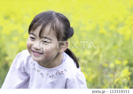 菜の花畑で遊ぶ女の子 菜の花畑で遊ぶ女の子 113319151