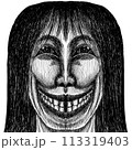 白黒の不気味に笑う女性 113319403