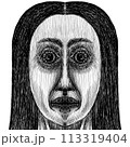 白黒の不気味な無表情の女性 113319404