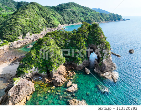 空撮【熊本県天草:妙見浦 穴の口岩】象のような巨岩全景 空撮【熊本県天草:妙見浦 穴の口岩】象のような巨岩全景 113320292