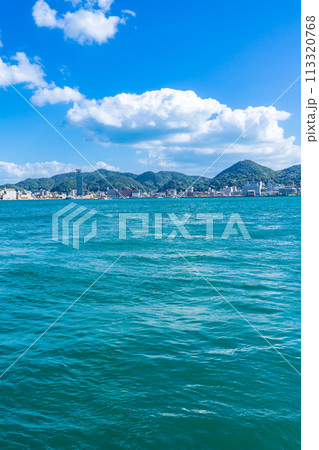 福岡県北九州市の関門海峡と門司市街地 113320768