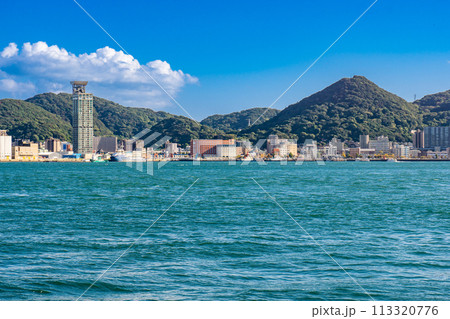 福岡県北九州市の関門海峡と門司市街地 113320776