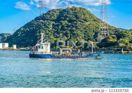 福岡県北九州市の関門海峡を通過する船舶 福岡県北九州市の関門海峡を通過する船舶 113320788