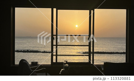 窓から見える海 113320881