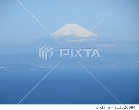 海の先にそびえる富士山 113320994