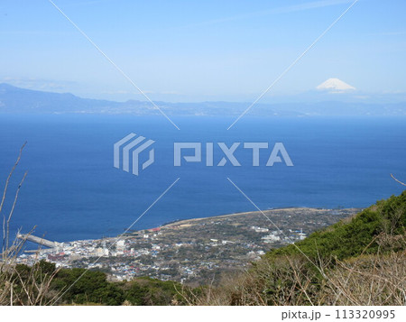 三原山頂口から望む元町、伊豆半島と富士山2 113320995
