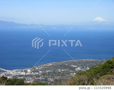 三原山頂口から望む元町、伊豆半島と富士山 113320998