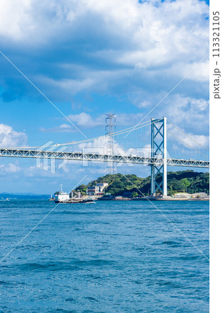 福岡県北九州市の関門海峡にかかる関門橋 113321105