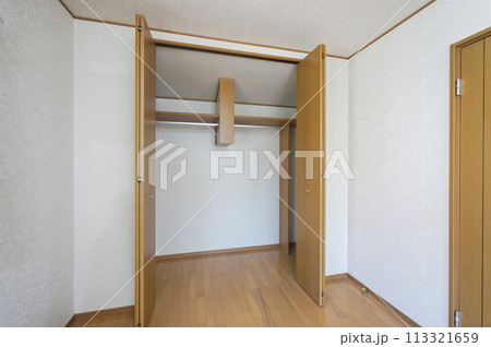 扉を開けたクローゼット 扉を開けたクローゼット 113321659