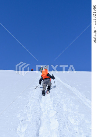 (群馬県)厳冬の谷川岳・天神尾根の急登を登る登山者 (群馬県)厳冬の谷川岳・天神尾根の急登を登る登山者 113321960