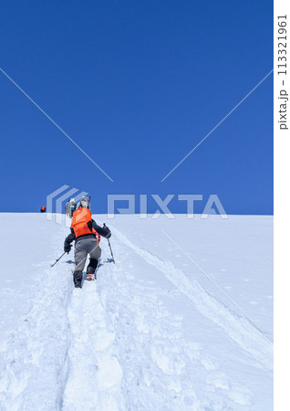 (群馬県)厳冬の谷川岳・天神尾根の急登を登る登山者 (群馬県)厳冬の谷川岳・天神尾根の急登を登る登山者 113321961