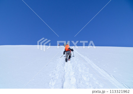（群馬県）厳冬の谷川岳・天神尾根の急登を登る登山者 113321962