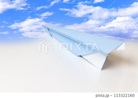 青空の背景を飛ぶ紙飛行機 青空の背景を飛ぶ紙飛行機 113322160
