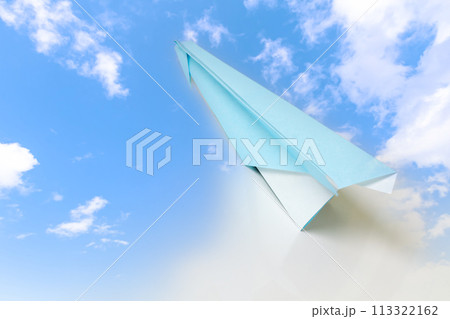 青空の背景を飛ぶ紙飛行機 113322162