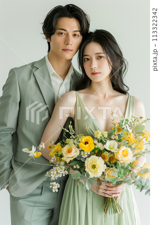 花束を持つ新郎新婦 113322342