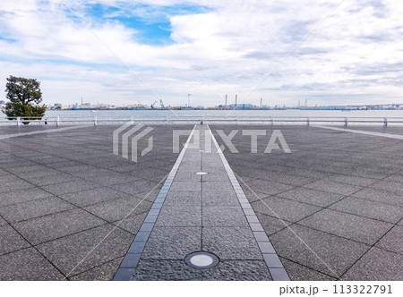 エントランスからの眺め　パシフィコ横浜国立大ホール（横浜市みなとみらい） 113322791