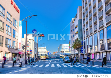 神奈川県藤沢市の都市風景　湘南台駅　円行西大通り線 113323359