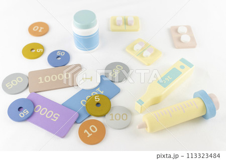 玩具のお金と医薬品。医療費のイメージ 113323484
