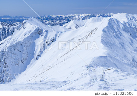 厳冬の谷川岳より望む谷川連峰主稜線の絶景・雪山登山 厳冬の谷川岳より望む谷川連峰主稜線の絶景・雪山登山 113323506
