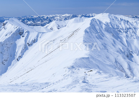 厳冬の谷川岳より望む谷川連峰主稜線の絶景・雪山登山 113323507