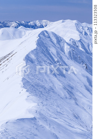 厳冬の谷川岳より望む谷川連峰主稜線の絶景・雪山登山 厳冬の谷川岳より望む谷川連峰主稜線の絶景・雪山登山 113323508