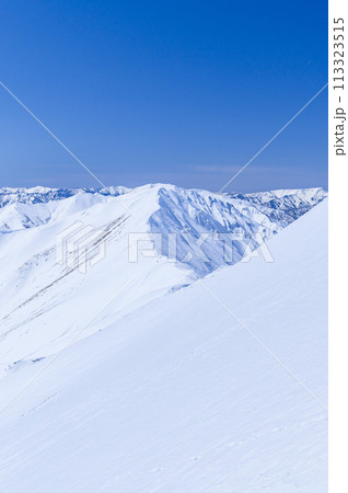 厳冬の谷川岳より望む谷川連峰主稜線の絶景・雪山登山 厳冬の谷川岳より望む谷川連峰主稜線の絶景・雪山登山 113323515