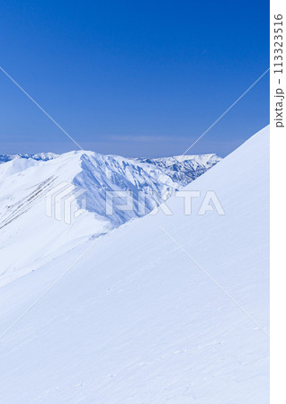 厳冬の谷川岳より望む谷川連峰主稜線の絶景・雪山登山 厳冬の谷川岳より望む谷川連峰主稜線の絶景・雪山登山 113323516