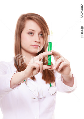 Medical. Woman doctor in lab coat with syringe 113323802