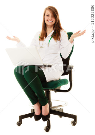 Medical. Woman doctor working on computer laptop 113323886
