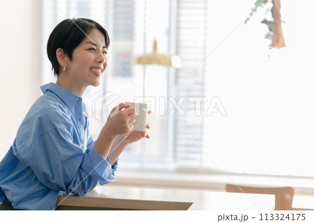 考える女性 考える女性 113324175