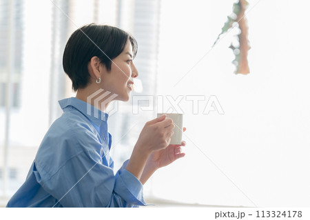 考える女性 考える女性 113324178