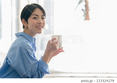 考える女性 113324179