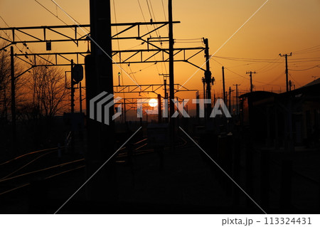 弘南鉄道新里駅の夕日 113324431
