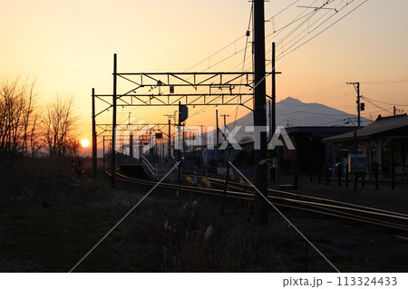 弘南鉄道新里駅の夕日 113324433