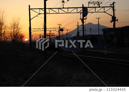 弘南鉄道新里駅の夕日 113324435
