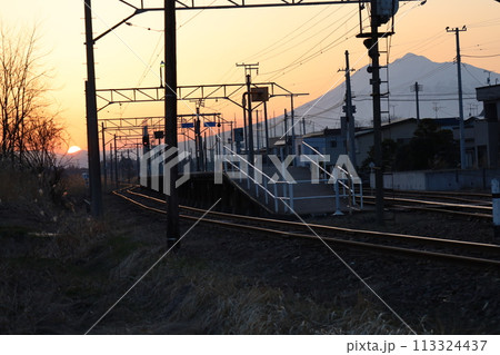 弘南鉄道新里駅の夕日 113324437