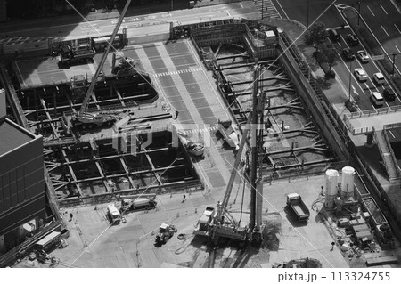 大規模建築の基礎を作り始めている工事現場 大規模建築の基礎を作り始めている工事現場 113324755
