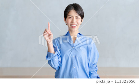 カジュアルな女性　カフェ　店員 113325050