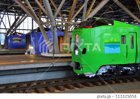 旭川駅で顔を揃えたJR北海道の特急用車両 113325058