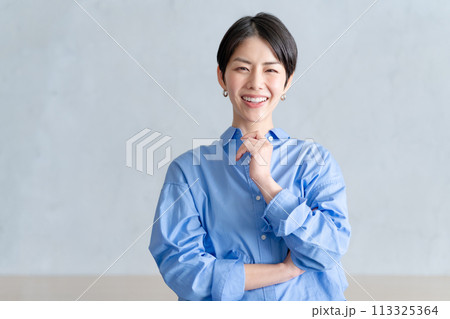 腕組みをする笑顔の女性 腕組みをする笑顔の女性 113325364