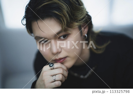 20代の男性　メンズメイク　ビューティーイメージ　ポートレート 113325798