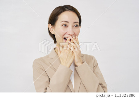 笑顔で驚くビジネスウーマン　白背景 113325890