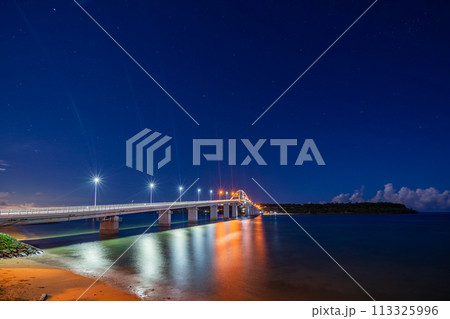 【沖縄県】瀬底大橋の夜景 113325996