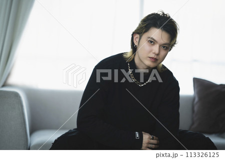 カメラ目線の20代の男性 メンズメイク ビューティーイメージ ポートレート カメラ目線の20代の男性 メンズメイク ビューティーイメージ ポートレート 113326125