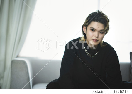 カメラ目線の20代の男性　メンズメイク　ビューティーイメージ　ポートレート 113326215