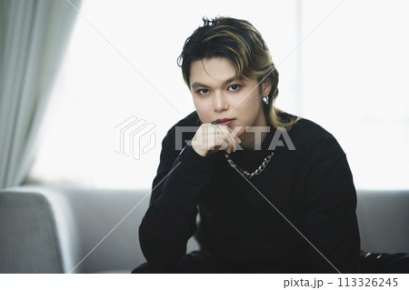 カメラ目線の20代の男性　メンズメイク　ビューティーイメージ　ポートレート 113326245