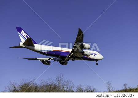 航空貨物・AIR CARGO/成田空港に着陸する旅客機・ボーイング747・Nippon Cargo 113326337