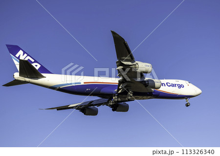 航空貨物・AIR CARGO/成田空港に着陸する旅客機・ボーイング747・Nippon Cargo 113326340