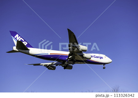 航空貨物・AIR CARGO/成田空港に着陸する旅客機・ボーイング747・Nippon Cargo 113326342