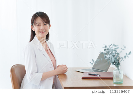 笑顔の女性医師 笑顔の女性医師 113326407